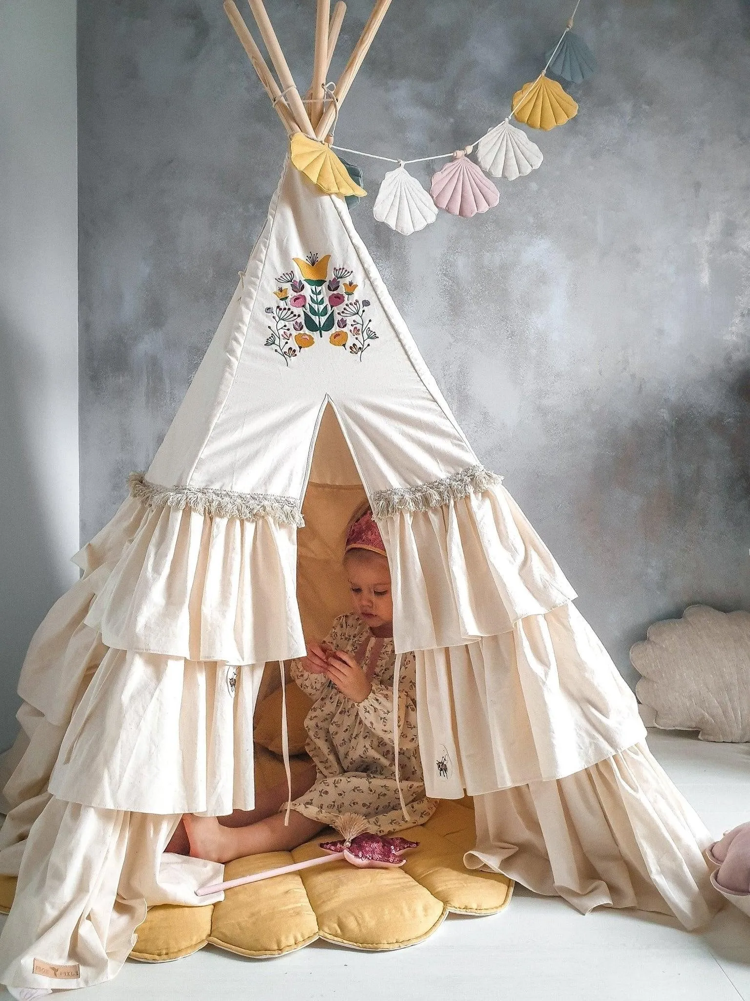 Folk - Teepee Tent With Frills And Embroidery