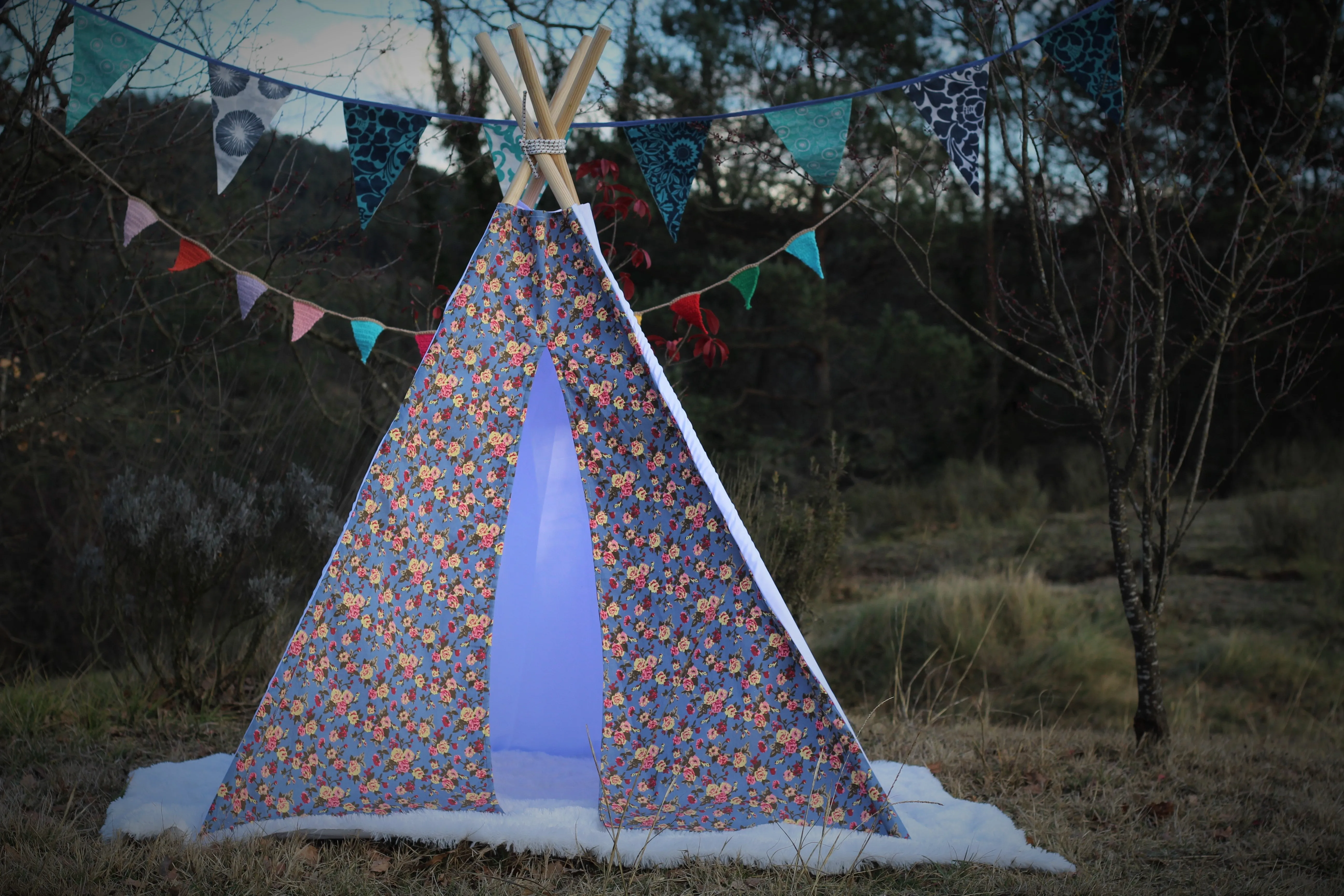 tipi / tepee / tipi / teepee Tent Flowers Denim . 4 POLES INCLUDED